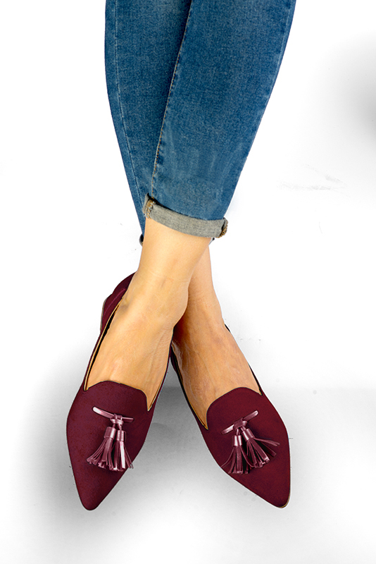 Burgundy red women's loafers with pompons. Pointed toe. Flat flare heels. Worn view - Florence KOOIJMAN